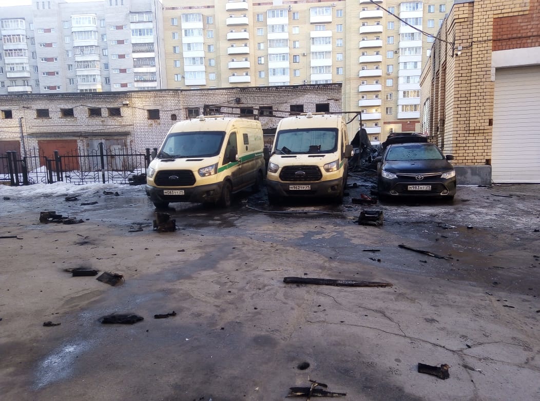 В ночном пожаре в Архангельске пострадали 4 автомобиля